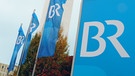 Rundfunkgelände mit BR-Logo im Vordergrund | Bild: BR