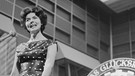 Aufnahme einer "Glücksradl"-Sendung, Frau am Glücksrad [Person unbekannt], 1963. | Bild: Foto: BR/Historisches Archiv, Fred Lindinger 