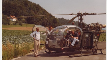 Alfred Artmeier bei Vorbereitung der Luftaufnahmen zu "Wie's niederbayrisch klingt", Kamerateam im Hubschrauber der Bundeswehr, 1970er Jahre
| Bild: BR/Historisches Archiv
