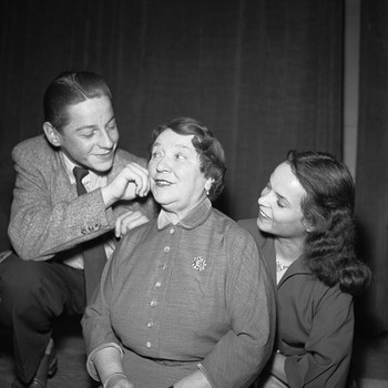 Liesl Karlstadt mit Wolfgang Eder und Ilse Sisno bei der Aufnahme einer Folge von „Familie Brandl“, 1954 | Bild: BR/Historisches Archiv, Fred Lindinger