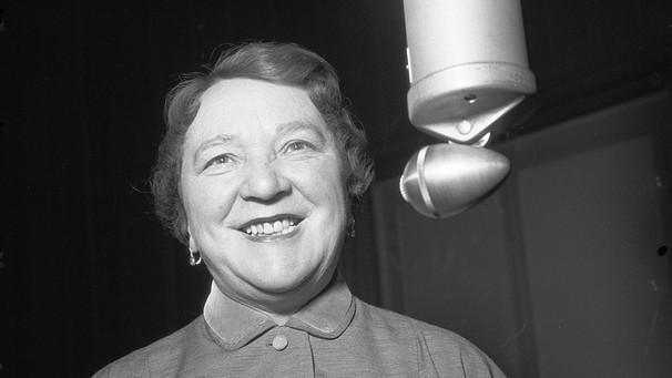 Liesl Karlstadt (1892-1960) am Mikrofon, 1954 | Bild: BR/Historisches Archiv, Fred Lindinger
