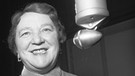 Liesl Karlstadt (1892-1960) am Mikrofon, 1954 | Bild: BR/Historisches Archiv, Fred Lindinger