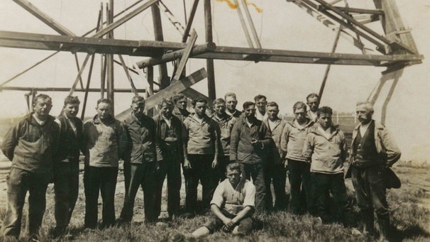 Bauarbeiten in Ismaning, Arbeiter am Holzturm 1932, Bayerische Radiozeitung | Bild: BR, Historisches Archiv
