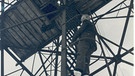 Sendegelände Ismaning, Senderingenieur Heinz Rudat besteigt den Turm | Bild: BR, Walter Brunner