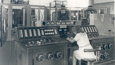 Technikerin an einem Schaltpult, 1945 | Bild: BR, Hans Schürer, 1945
