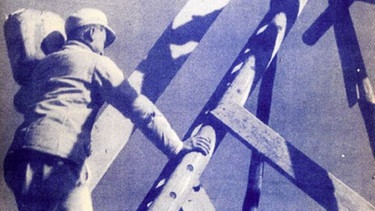Radiozeitung 20.6.1932 - Mann klettert Holzturm hinauf | Bild: BR / Screenshot