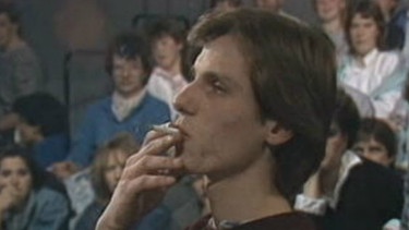 Mann raucht Zigarette in "Live aus dem Alabama"-Sendung zur Volkszählung am 27.4.1987 | Bild: BR