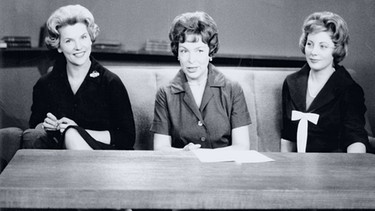 Die ersten Fernsehansagerinnen: Anneliese Fleyenschmidt, Annette von Aretin und Ruth Kappelsberger, 1954. | Bild: BR / Historisches Archiv