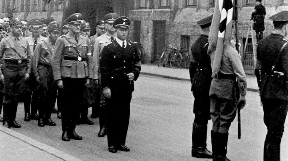 Aufmarsch der Nationalsozialisten vor dem Münchner Riemerschmidbau | Bild: BR / Historisches Archiv