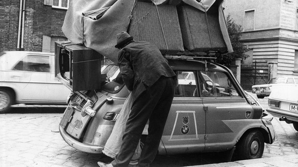 Italienischer Gastarbeiter belädt seine BMW-Isetta für die Heimfahrt, 1973. | Bild: BR / Historisches Archiv