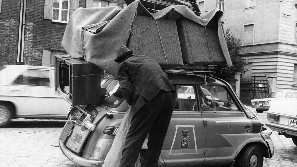 Italienischer Gastarbeiter belädt seine BMW-Isetta für die Heimfahrt, 1973. | Bild: BR / Historisches Archiv