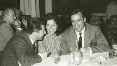 Pavlos Bakojannis, Sängerin Anna Kiriakon, Sendeleiter Gerhard Bogner (von links), 1967 | Bild: BR, Historisches Archiv