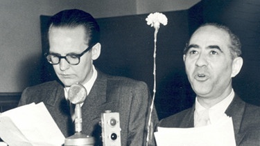 Helmuth M. Backhaus und Fritz Benscher (rechts) vor dem Mikrofon in der Sendung "Traurige Ballade", 1950 | Bild: BR, Historisches Archiv, Fred Lindinger