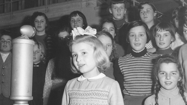 Der Kinderchor von Kurt Brüggemann singt das "Betthupferl"-Lied, 1950er Jahre. | Bild: BR / Historisches Archiv