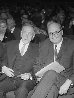 Hugh Carleton Greene sitzt neben Christian Wallenreiter  | Bild: BR, Historisches Archiv, Lindinger