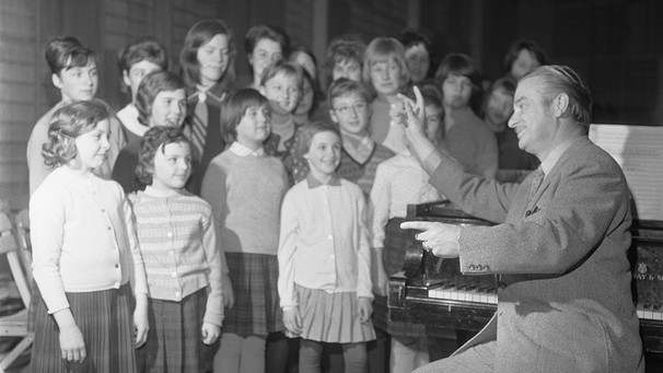 Kurt Brüggemann (1908-2002) leitete den Kinderchor des Bayerischen Rundfunks im Studio, April 1964 | Bild: BR, Historisches Archiv, Lindinger