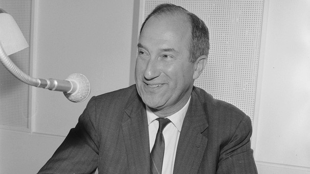 Fritz Buschmann (1919-1998) vor dem Mikrofon, 1961 | Bild: BR, Historisches Archiv, Lindinger