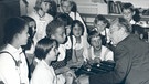 Carl Orff bei der Arbeit mit Kindern | Bild: BR, Historisches Archiv - Fred Lindinger