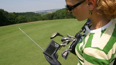 Golfspielerin mit DVB-T-Fernseher | Bild: BR