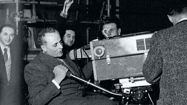 Fernsehdirektor Clemens Münster testet in der Münchner Lothstraße die neue Fernsehtechnik, 1953. | Bild: BR / Historisches Archiv