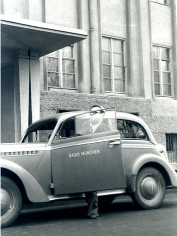 Walter von Cube steigt in ein Dienstauto von Radio München, 1948 | Bild: BR, Historisches Archiv