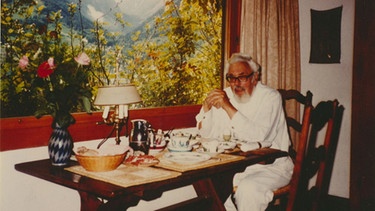 Walter von Cube in seinem Schweizer Haus in Quinten am Walensee, 1984 | Bild: BR, Historisches Archiv