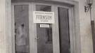 Eröffnung der Fernsehversuchsstudios des Bayerischen Rundfunks in der Lothstraße 62, Eingang mit Schild "Bayerischer Rundfunk - Fernsehstudio" | Bild: BR/Historisches Archiv