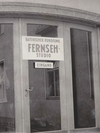 Eröffnung der Fernsehversuchsstudios des Bayerischen Rundfunks in der Lothstraße 62, Eingang mit Schild "Bayerischer Rundfunk - Fernsehstudio" | Bild: BR/Historisches Archiv