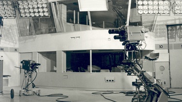 Das neue Fernsehstudio Freimann, im Hintergrund im ersten Stock die Regiekanzel, darüber die Beleuchterkanzel in der eine Lichtorgel eingebaut war, die es gestattete von einer Zentrale aus Scheinwerfergruppen im Helligkeitswert zu verändern, 1954 | Bild: BR, Historisches Archiv, Sessner