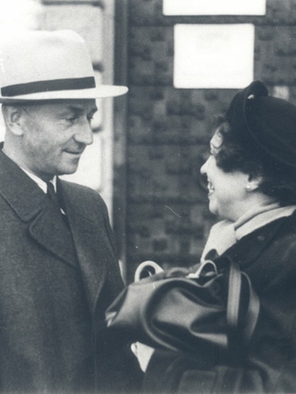 1 Katja Flick mit dem bayerischen Wirtschaftsminister Hanns Seidel vor seiner Reise
nach London, ca. 1950 | Bild: BR, Historisches Archiv, Paul Sessner