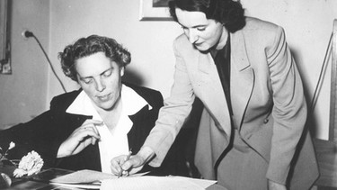 Mitarbeiterinnen der ersten Stunde im Frauenfunk: Ilse Weitsch und Marianne Feuersenger | Bild: BR/Historisches Archiv