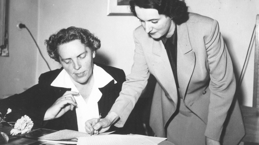 Mitarbeiterinnen der ersten Stunde im Frauenfunk: Ilse Weitsch und Marianne Feuersenger | Bild: BR/Historisches Archiv