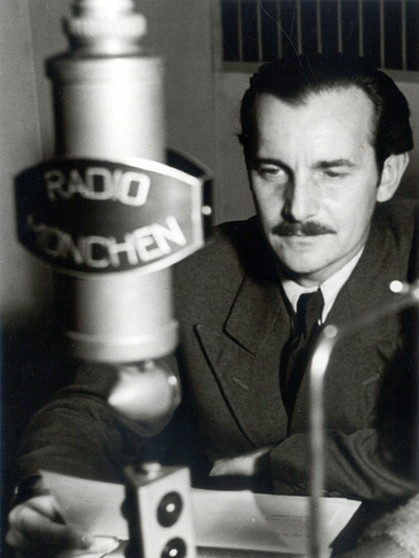 Fred Rauch vor dem Mikrofon von Radio München, 1947 | Bild: BR, Historisches Archiv
