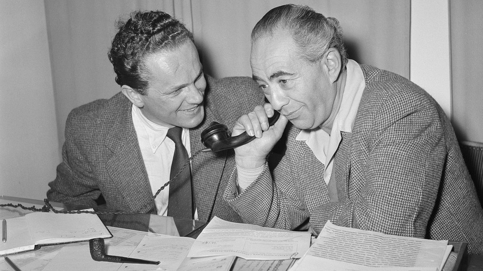Rudolf Mühlfenzl (Chefredakteur Fernsehen) und Fritz Benscher (r.), Gespräch im Büro, 1953. | Bild: BR / Historisches Archiv, Foto: Fred Lindinger
