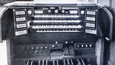 Spieltisch der Funkorgel, die über drei Manuale, fünfzig Register und 3183 Orgelpfeifen verfügt | Bild: W. Walcher