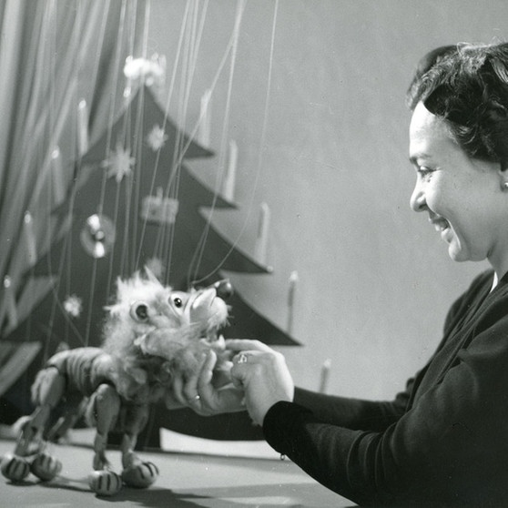Gertrud Simmerding mit Marionettenpuppe bei der Aufzeichnung, 1960er Jahre | Bild: BR, Historisches Archiv, Sessner