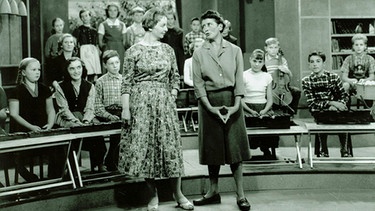 Godela Orff und Gunild Keetmann mit Kindern im Schulwerk-Film "Musik und Bewegung", 1960er | Bild: BR, Historische Archiv, Sessner
