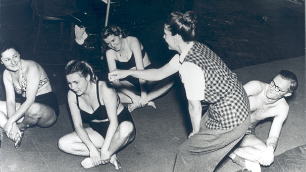 Frühgymnastik - drei Frauen und ein Mann machen Übungen am Boden | Bild: BR / Historisches Archiv