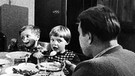Familie beim Essen, 1959 | Bild: Max Scheler 