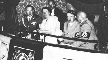 Adolf Hitler mit Winifred Wagner und 4 männlichen Begleitern in einer Opernloge im Festspielhaus auf dem "Grünen Hügel" in Bayreuth, 1930er Jahre. | Bild: BR / Studio Franken