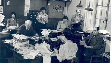 Ein Büro im BR, in dem die Hörerpost begutachtet wird.  | Bild: BR/Historisches Archiv