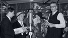 Hörspielaufnahme im Studio 1 des Funkhauses mit Theodor Auzinger (rechts), Marie Ferron, Josef Eichheim (in Knickerbocker ganz rechts), 1930er Jahre | Bild: BR / Historisches Archiv