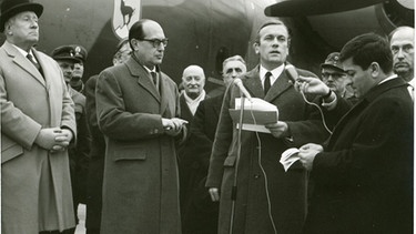 Sendeleiter Gerhard Bogner bei der Spendenübergabe auf dem Nato-Flughafen in Verona, Ende 1966
| Bild: BR, Historisches Archiv, Lindinger