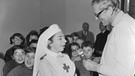 Wolf Mittler interviewt eine Schwester des Roten Kreuzes in Italien, Dezember 1966 | Bild: BR, Historisches Archiv, Lindinger