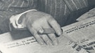 Sportfunkchef Josef Kirmaier mit einer italienischen Zeitung und Zigarre. | Bild: BR/ HIstorisches Archiv