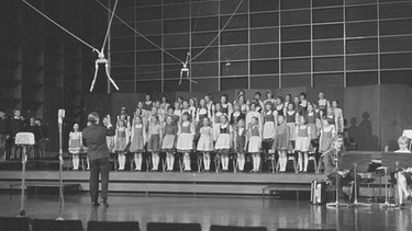 Frühlingssingen im Studio 1 des Funkhauses, Kurt Brüggemann dirigiert den BR-Kinderchor, Mai 1967 | Bild: BR, Historisches Archiv, Lindinger