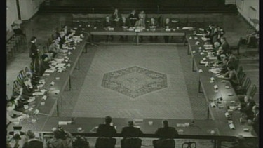 alte Aufnahme in schwarz-weiß von Dezember 1978: Großer Konferenzsaal mit vielen Teilnehmern an einem Tisch-Karrée, viel Papier auf den Tischen | Bild: ORF