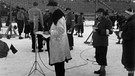 Korrespondenten bei einer Übertragung aus dem Skistadion während des 18-km-Langlaufs | Bild: DRA/Thiée
