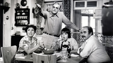 Szene aus der Serie "Vater Seidl und sein Sohn", 1976. Von links nach rechts: Monika Dahlberg, Kurt Wilhelm, Stefan Sichlinger und Walter Sedlmayr | Bild: BR / Sessner