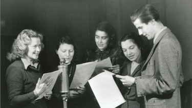 Kurt Wilhelm mit Sprecherinnen im Jahr 1948 | Bild: BR
